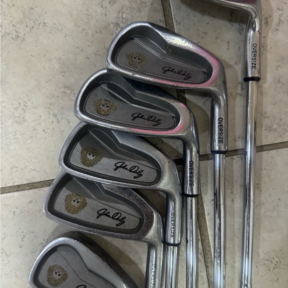 John Daly 6 Pc Iron Set In Right Hand 
Steel shafts 
Used conditions - Picture 1 of 11